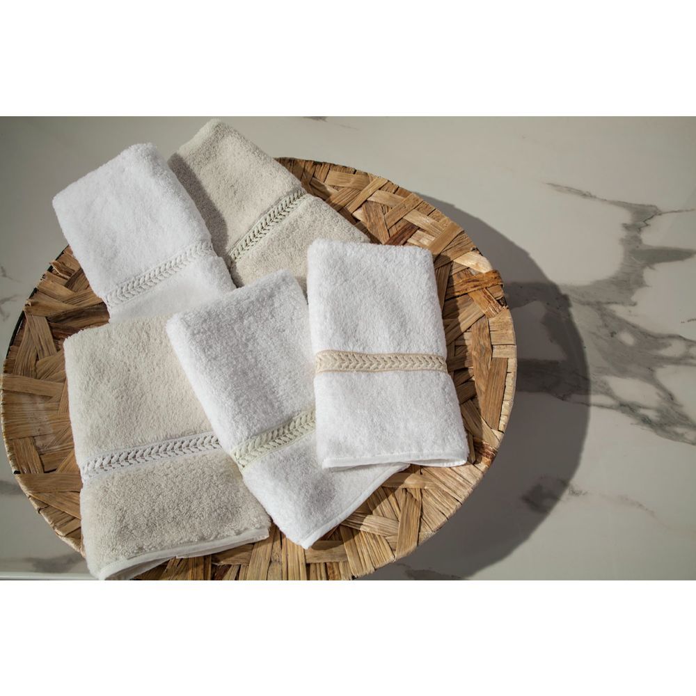 Home Treasures Linen 2347559687 Wreath Fingertip Towel in White / White